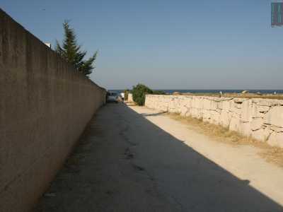...visto che pi� o meno a 150 metri dall�entrata si apre un sentiero che porta finalmente al mare (il primo dopo un chilometro e mezzo di camminata)